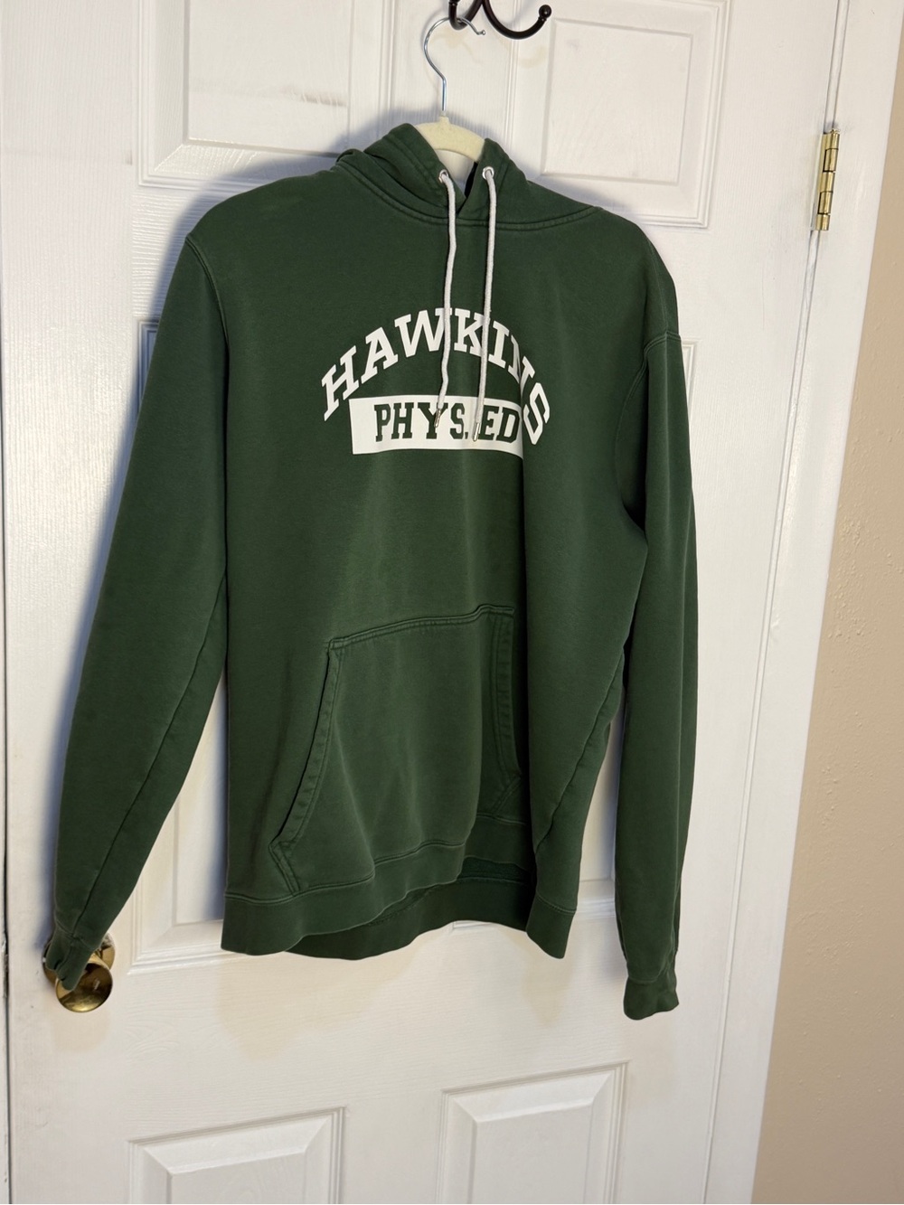 Nike Stranger Things Hawkins Phys. Ed. Men's Forest Green Pullover Hoodie L